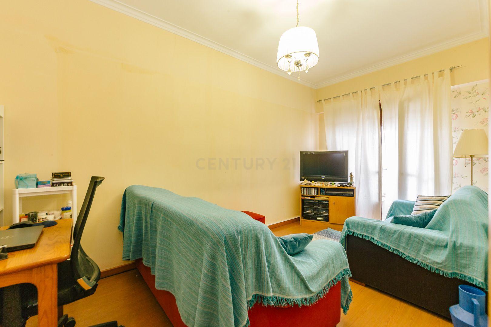 Apartamento T3 com varanda em Sacavém - Image 7