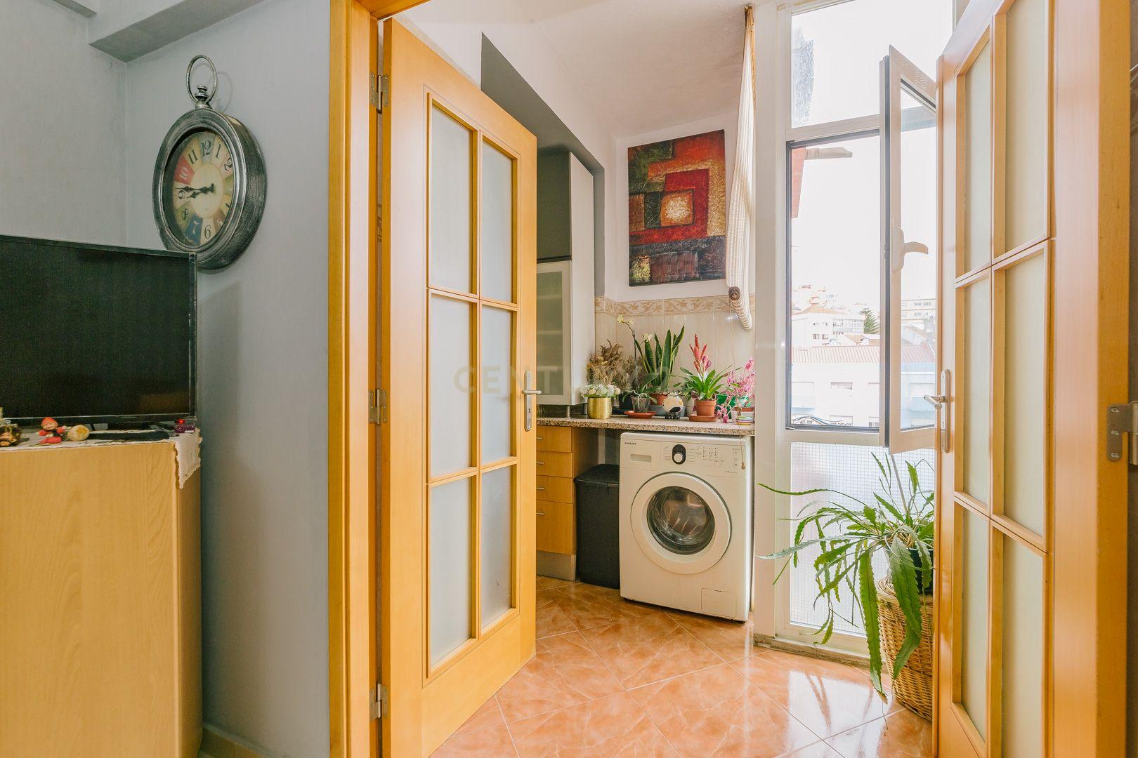 Apartamento T3 com varanda em Sacavém - Image 12