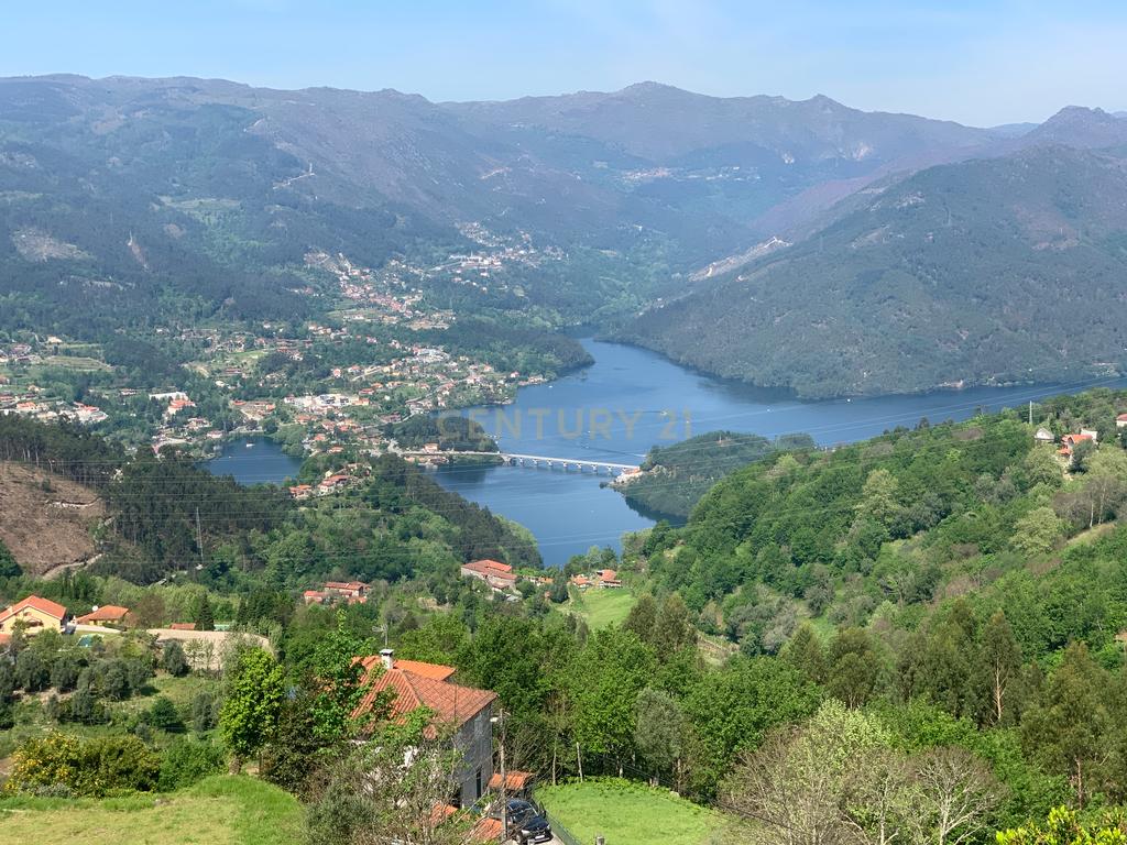 Duas Casas na zona do Gerês com 3 Suites e  vistas rio - Image 25