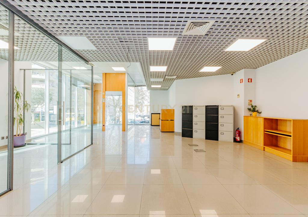 Loja/Escritório no Areeiro, com 2 lugares de estacionamento - Image 4