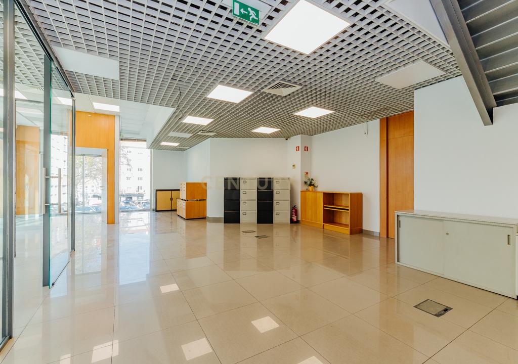 Loja/Escritório no Areeiro, com 2 lugares de estacionamento - Image 6