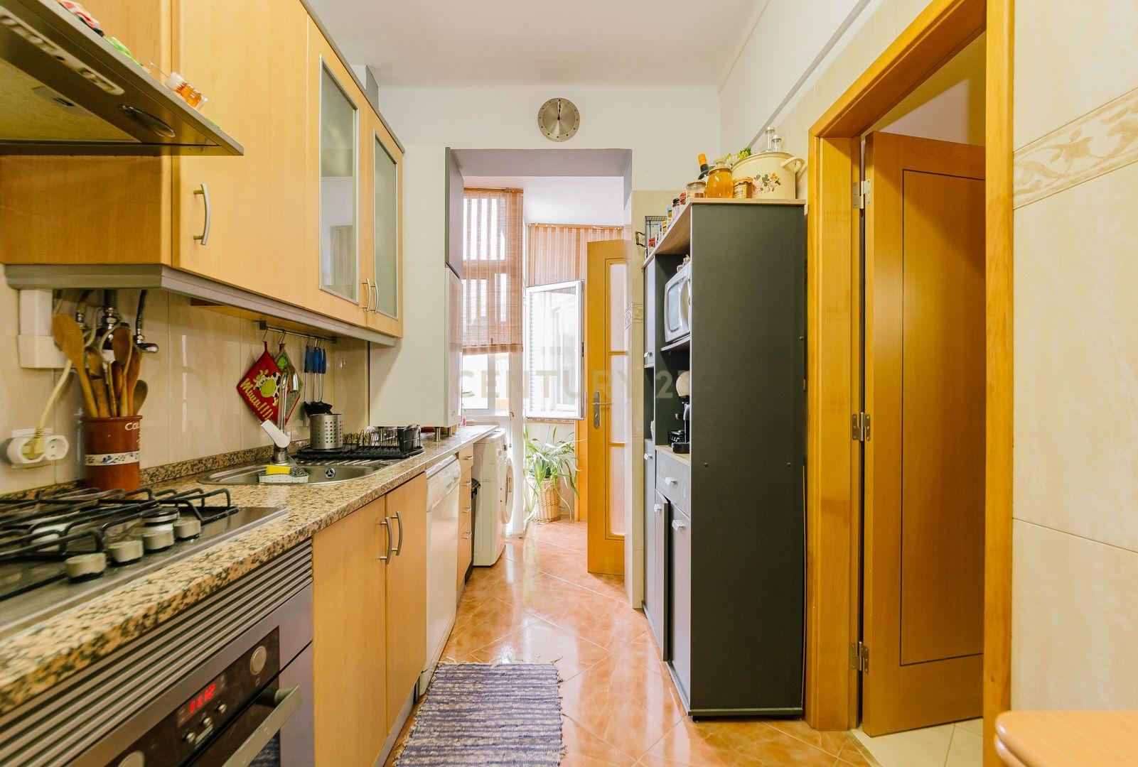 Apartamento T3 com varanda em Sacavém - Image 10