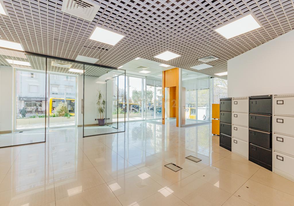 Loja/Escritório no Areeiro, com 2 lugares de estacionamento - Image 7