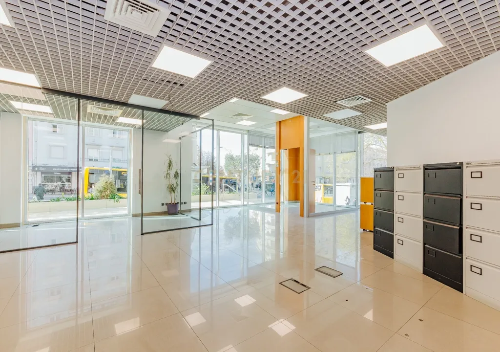 Loja/Escritório no Areeiro, com 2 lugares de estacionamento - Image 7