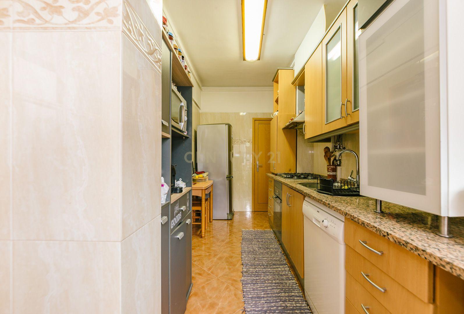 Apartamento T3 com varanda em Sacavém - Image 11