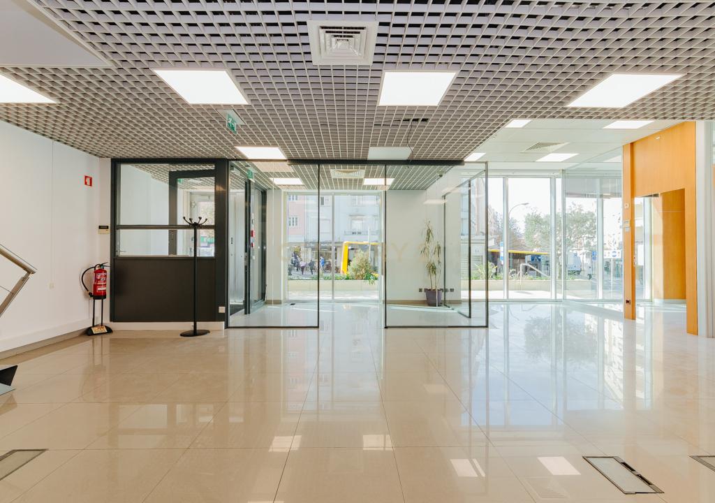 Loja/Escritório no Areeiro, com 2 lugares de estacionamento - Image 3