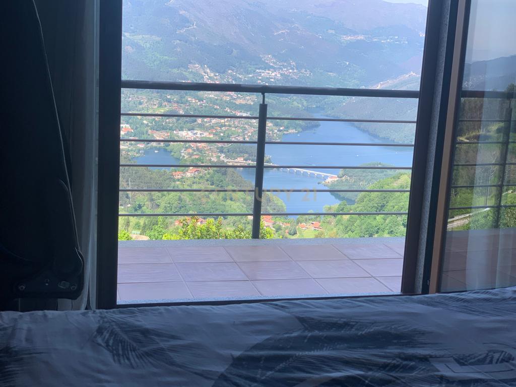 Duas Casas na zona do Gerês com 3 Suites e  vistas rio - Image 13