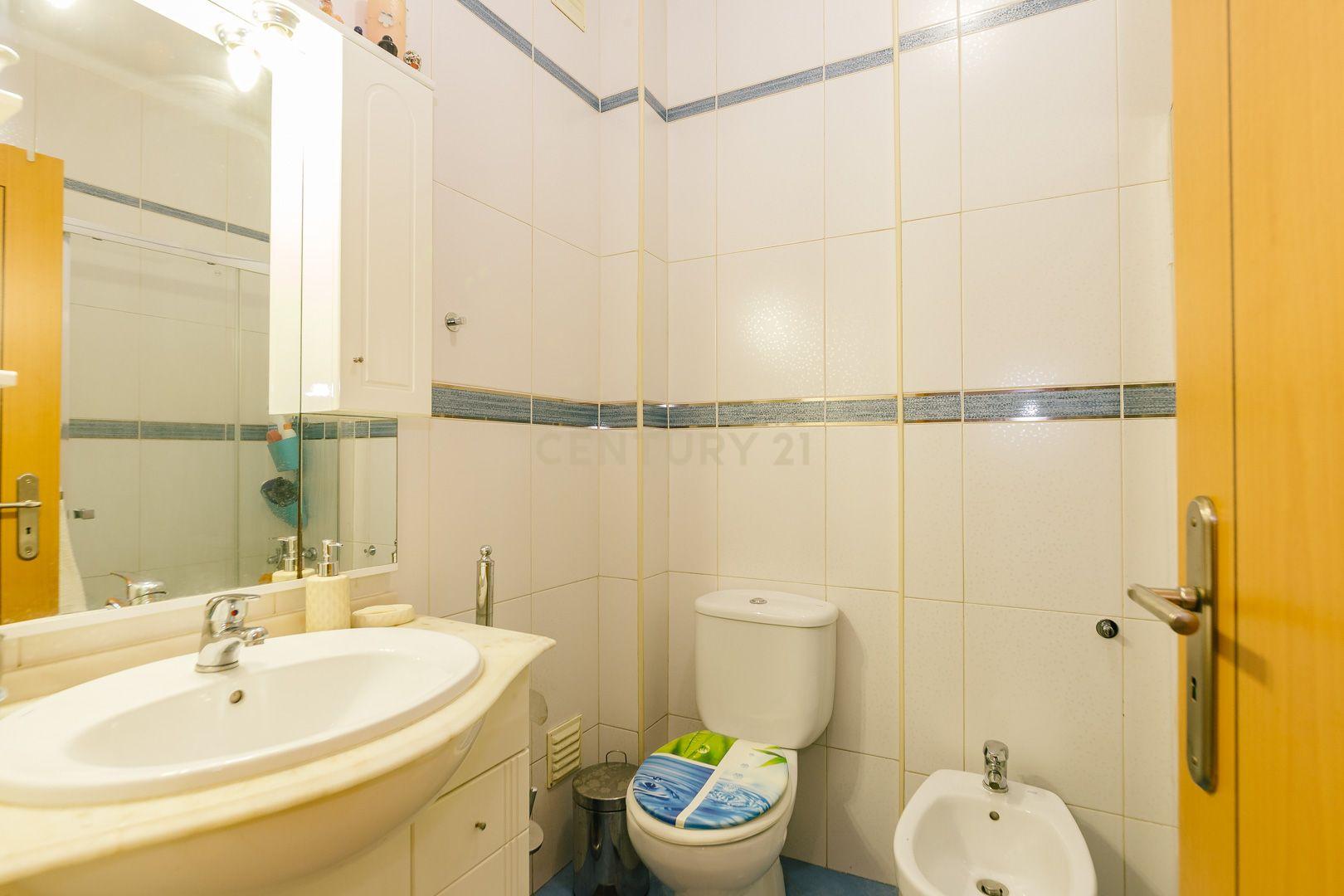 Apartamento T3 com varanda em Sacavém - Image 13