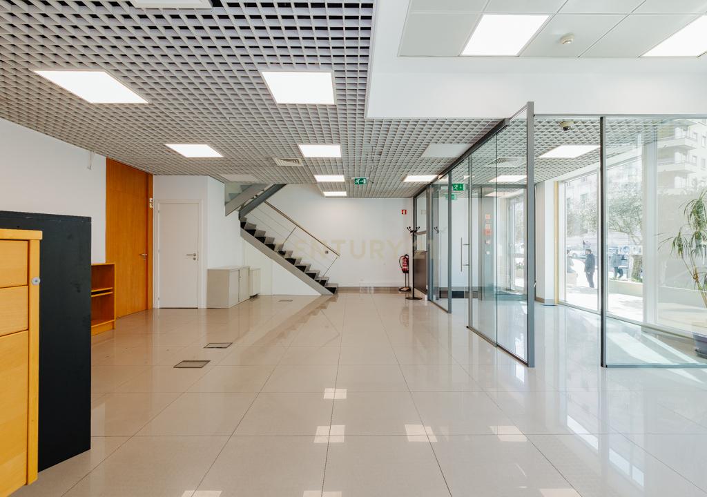 Loja/Escritório no Areeiro, com 2 lugares de estacionamento - Image 8