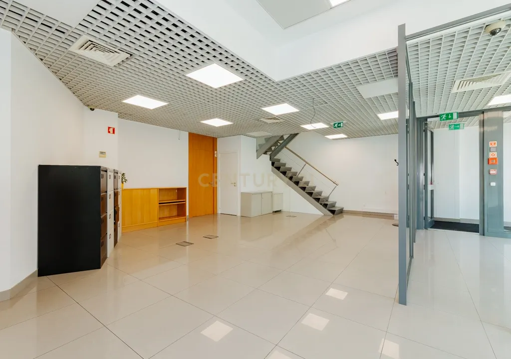Loja/Escritório no Areeiro, com 2 lugares de estacionamento - Image 12
