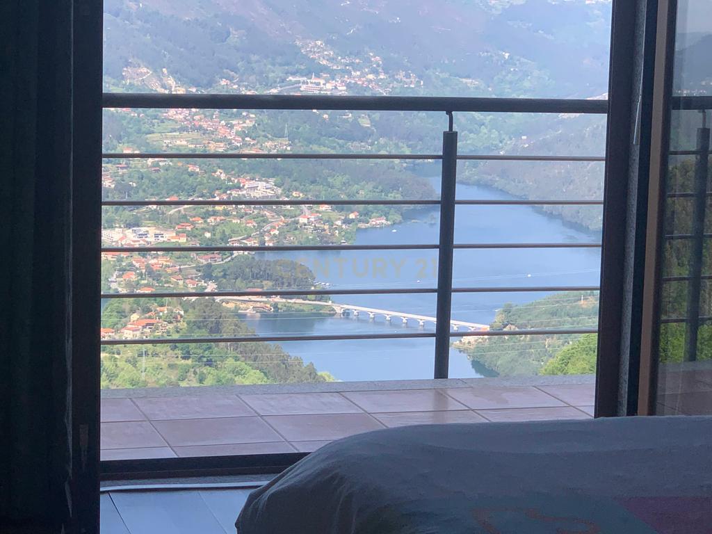 Duas Casas na zona do Gerês com 3 Suites e  vistas rio - Image 17