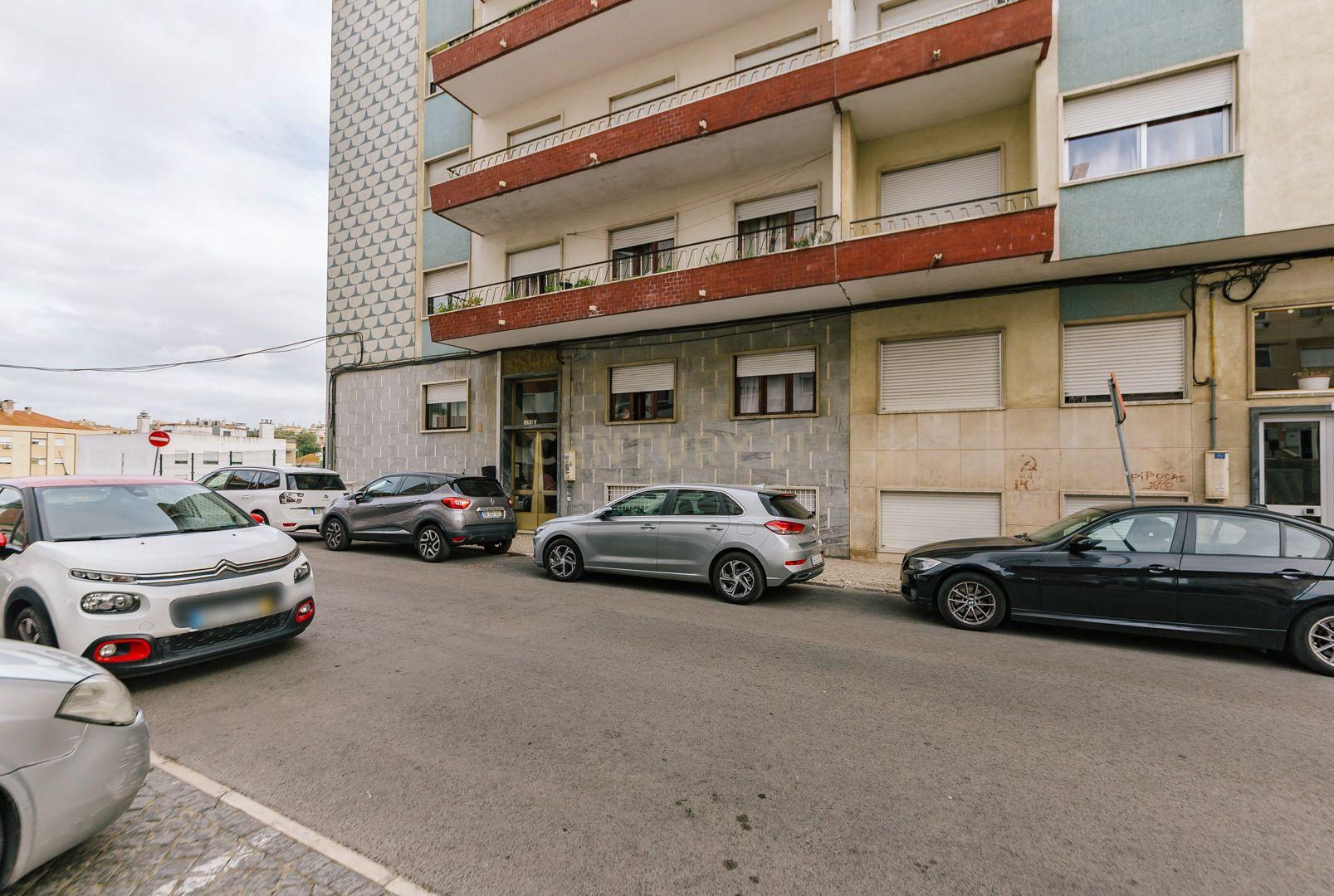 Apartamento T3 com varanda em Sacavém - Image 15