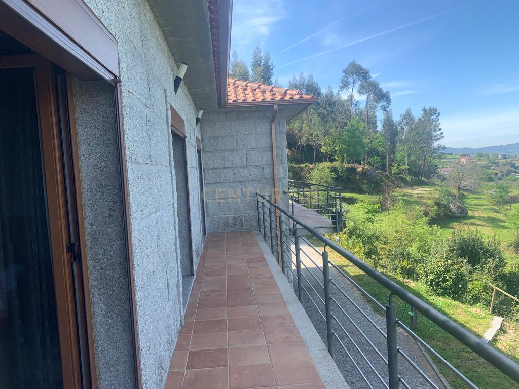 Duas Casas na zona do Gerês com 3 Suites e  vistas rio - Image 19