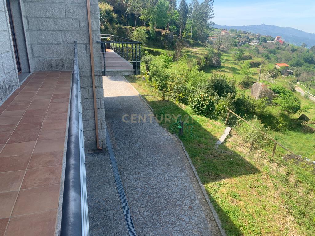 Duas Casas na zona do Gerês com 3 Suites e  vistas rio - Image 21
