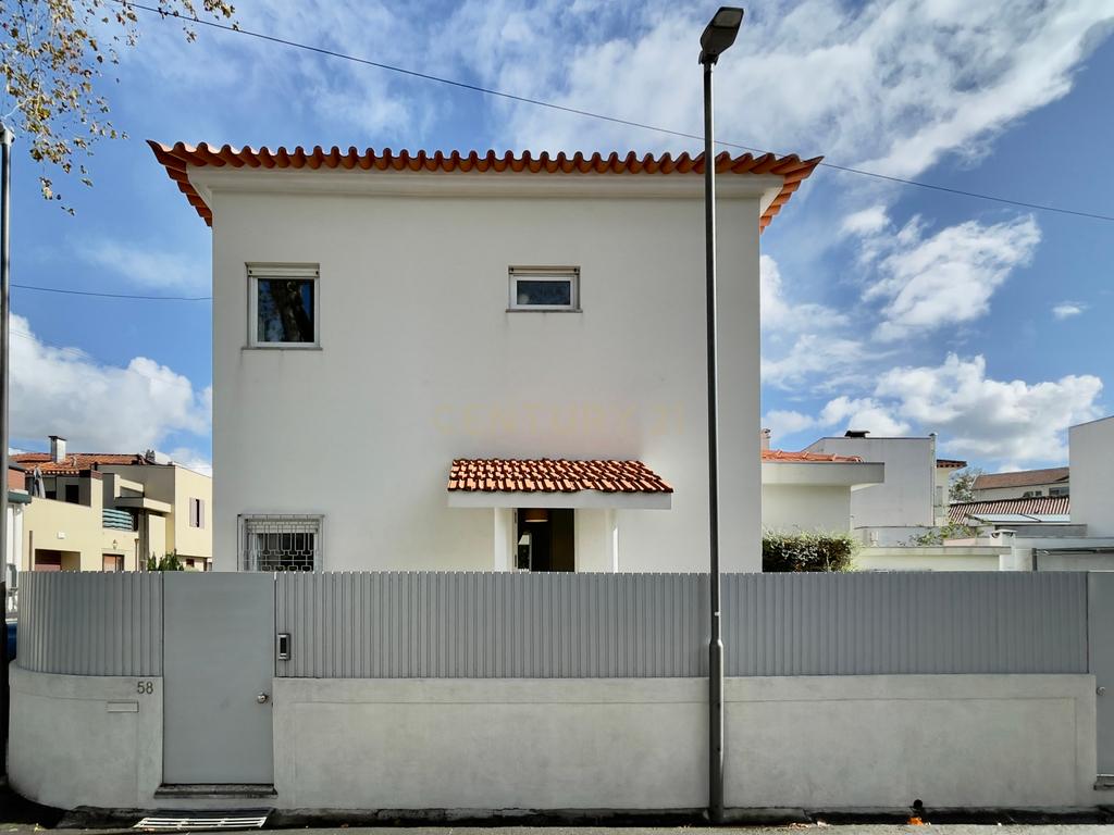Moradia T3 no Amial com Jardim, Garagem e Sala de Cinema – Localização Privilegiada e Fáceis acessos às Autoestradas! - Image 4