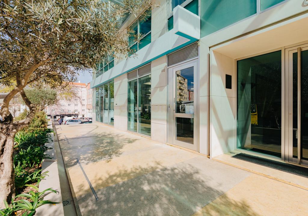 Loja/Escritório no Areeiro, com 2 lugares de estacionamento - Image 24