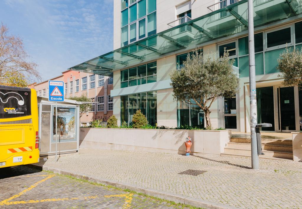 Loja/Escritório no Areeiro, com 2 lugares de estacionamento - Image 1