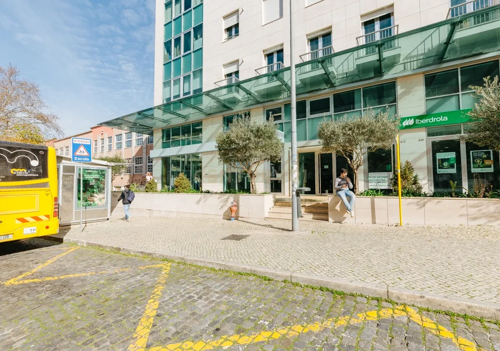 Loja/Escritório no Areeiro, com 2 lugares de estacionamento - Image 25