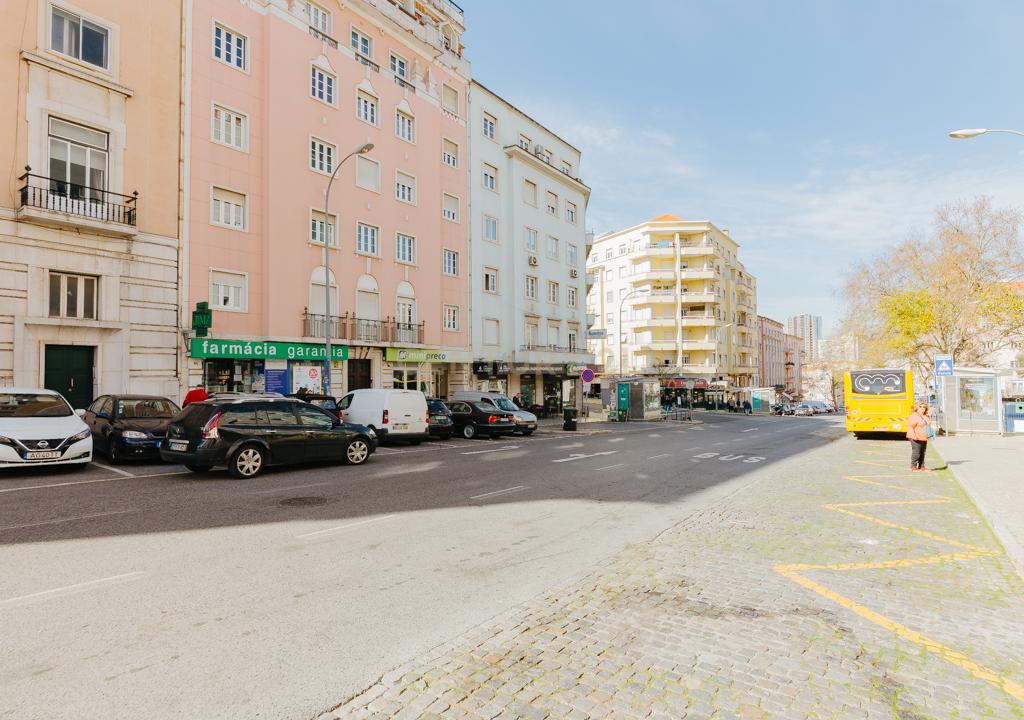 Loja/Escritório no Areeiro, com 2 lugares de estacionamento - Image 32