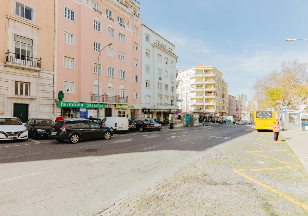 Loja/Escritório no Areeiro, com 2 lugares de estacionamento - Image 32