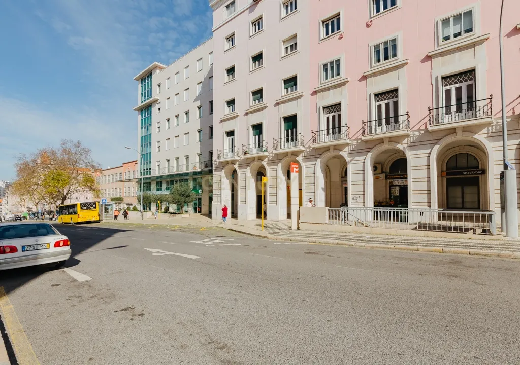 Loja/Escritório no Areeiro, com 2 lugares de estacionamento - Image 31
