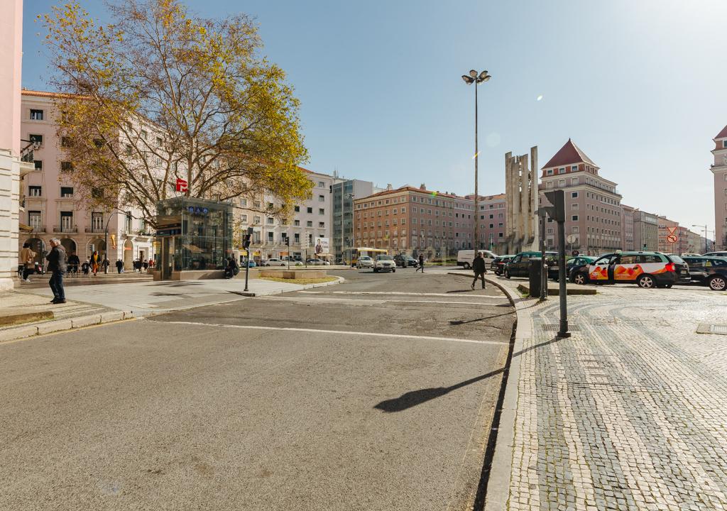 Loja/Escritório no Areeiro, com 2 lugares de estacionamento - Image 2