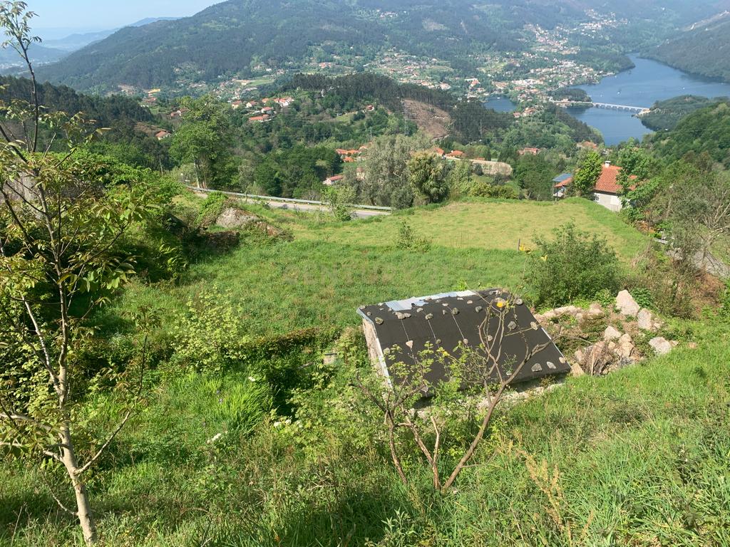 Duas Casas na zona do Gerês com 3 Suites e  vistas rio - Image 28