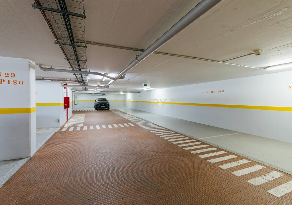 Loja/Escritório no Areeiro, com 2 lugares de estacionamento - Image 30