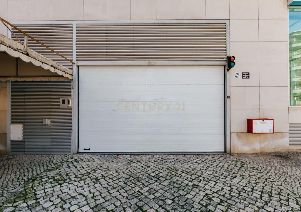 Loja/Escritório no Areeiro, com 2 lugares de estacionamento - Image 27