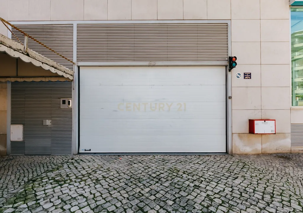 Loja/Escritório no Areeiro, com 2 lugares de estacionamento - Image 27