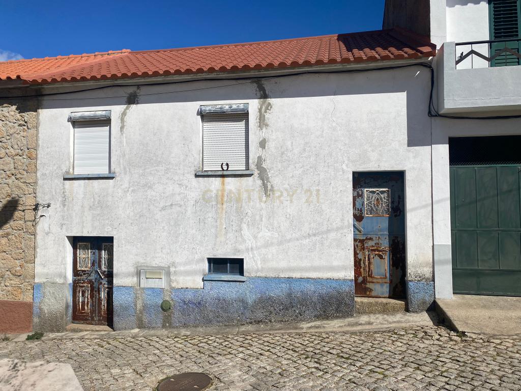 Moradia T3 para remodelar com Logradouro | Lousa| Escalos de Cima| Castelo Branco - Image 2