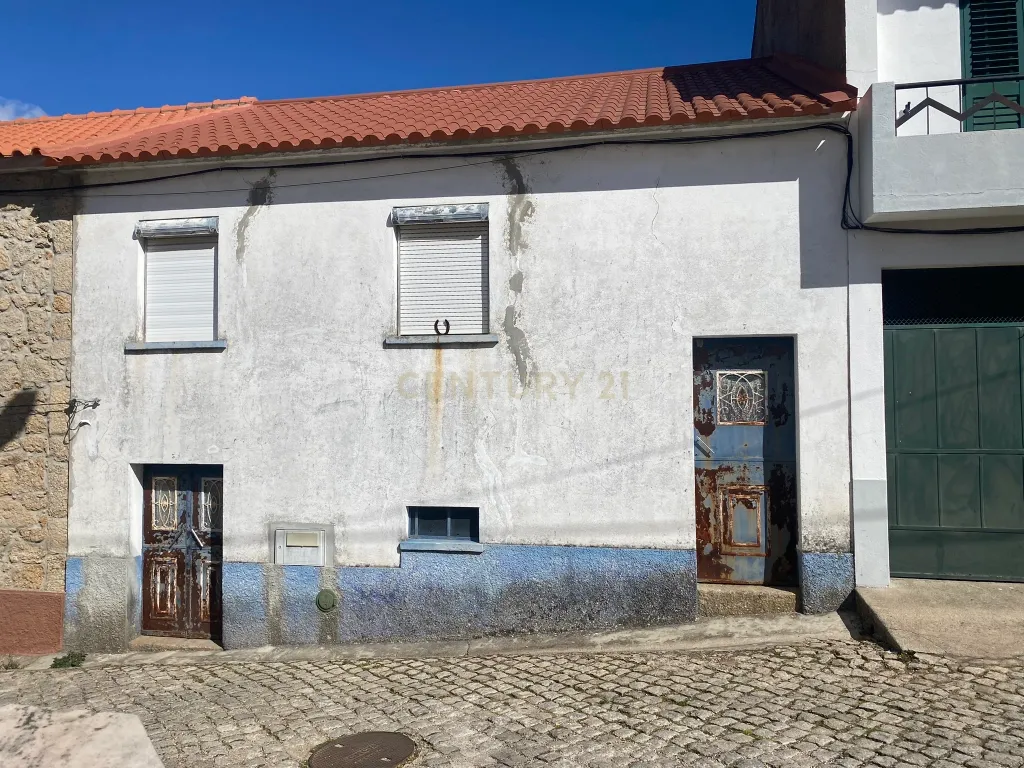 Moradia T3 para remodelar com Logradouro | Lousa| Escalos de Cima| Castelo Branco - Image 2