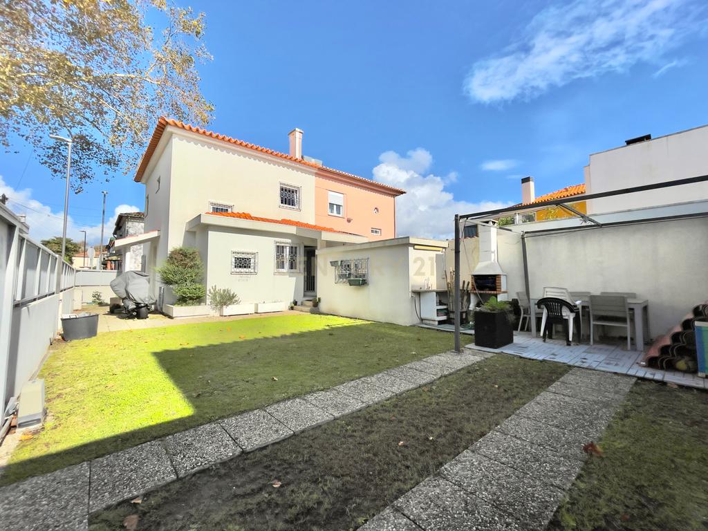 Moradia T3 no Amial com Jardim, Garagem e Sala de Cinema – Localização Privilegiada e Fáceis acessos às Autoestradas! - Image 1