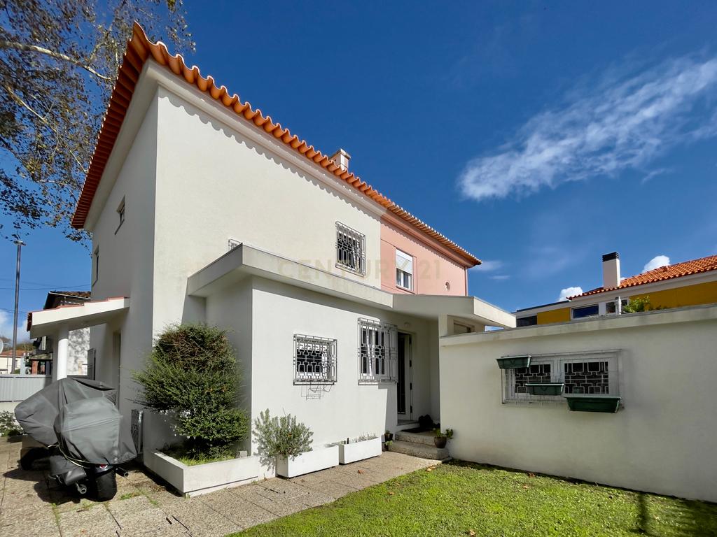 Moradia T3 no Amial com Jardim, Garagem e Sala de Cinema – Localização Privilegiada e Fáceis acessos às Autoestradas! - Image 3