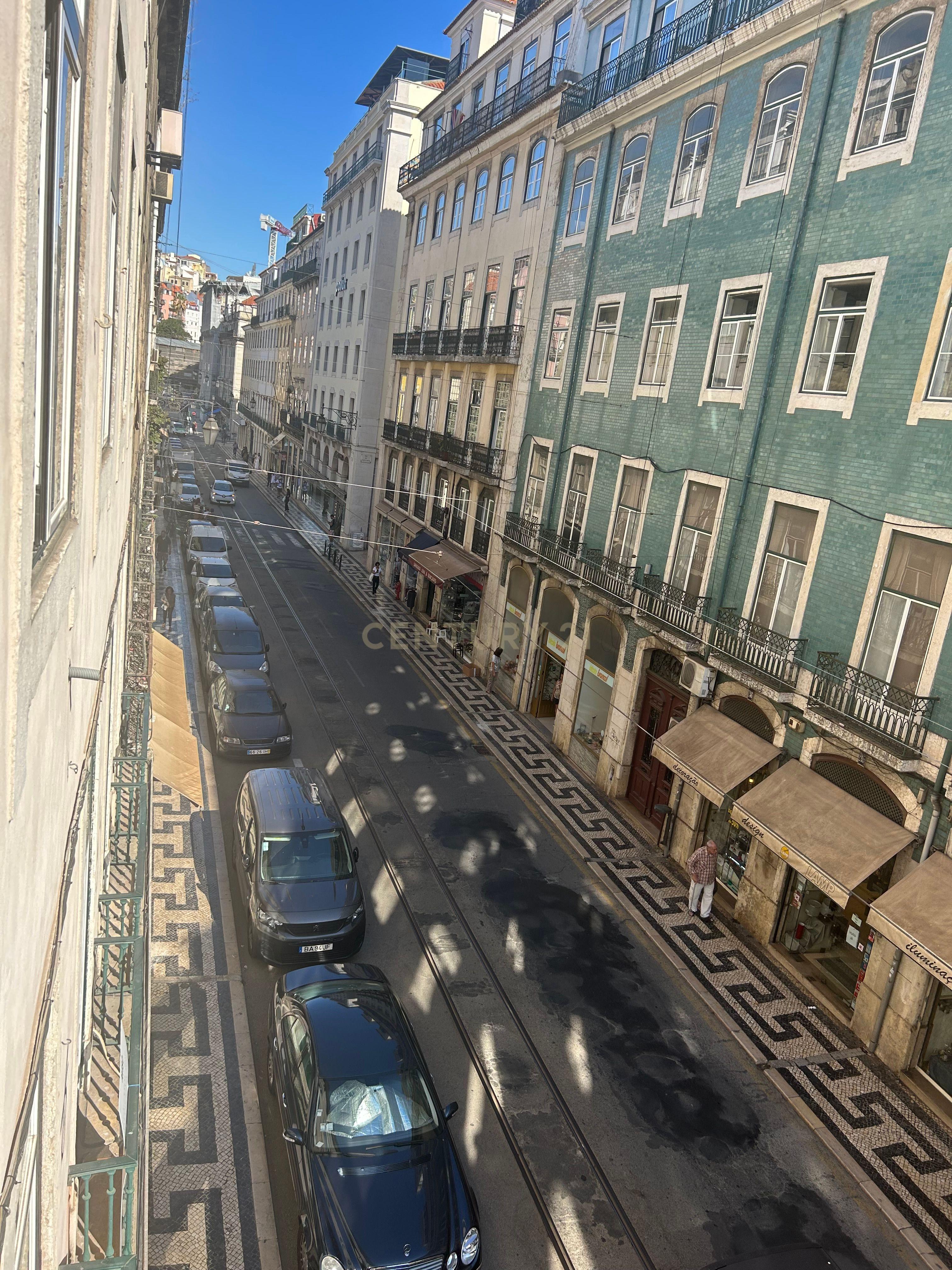 Apartamento T3 renovado e mobilado na Rua dos Fanqueiros - Image 12