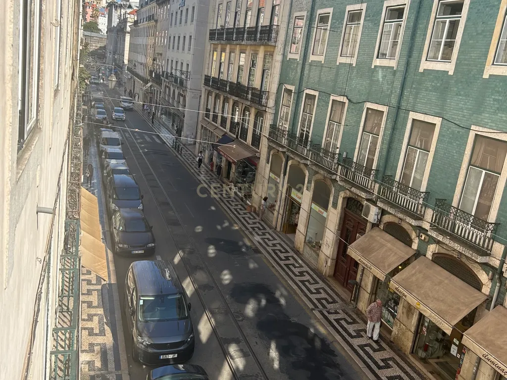 Apartamento T2 renovado na Rua dos Fanqueiros - Image 20