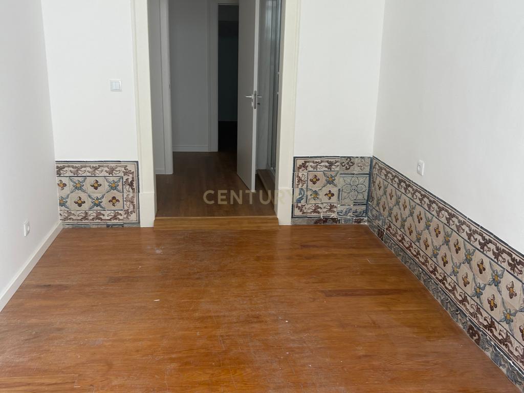 Apartamento T2 renovado na Rua dos Fanqueiros - Image 4