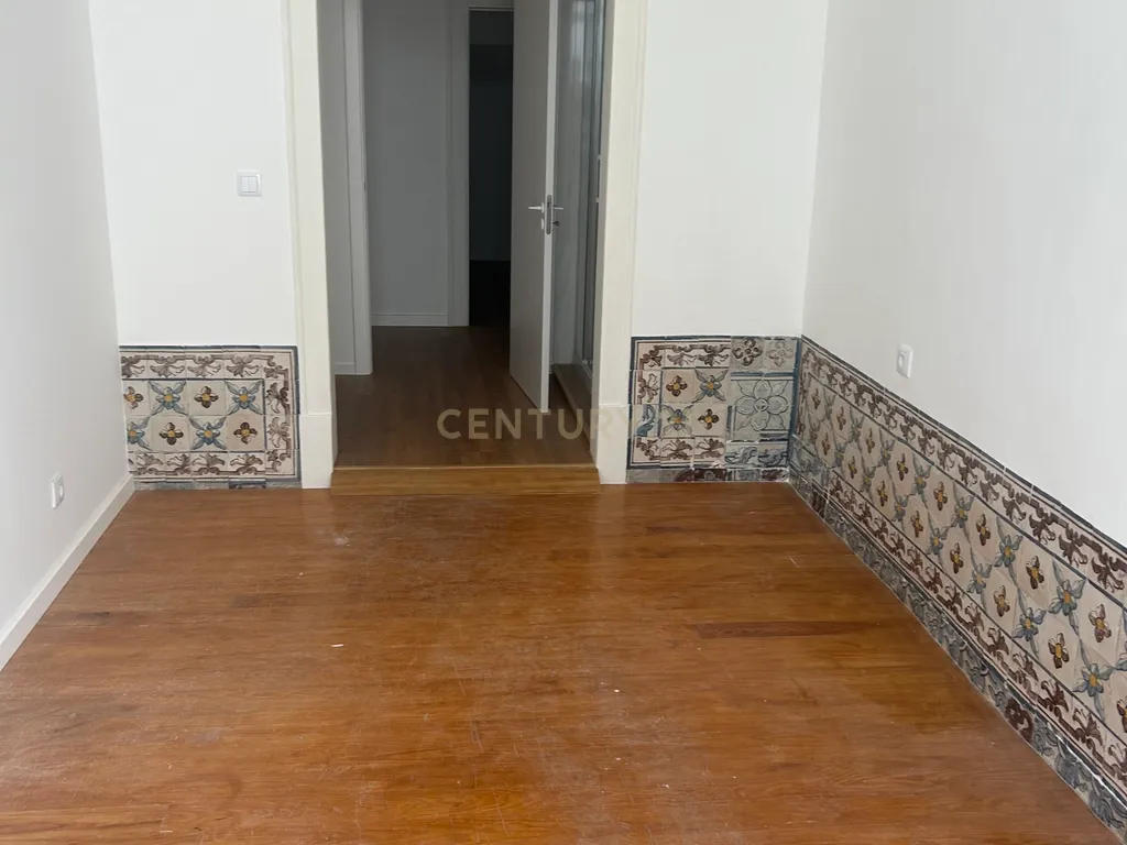 Apartamento T2 renovado na Rua dos Fanqueiros - Image 4