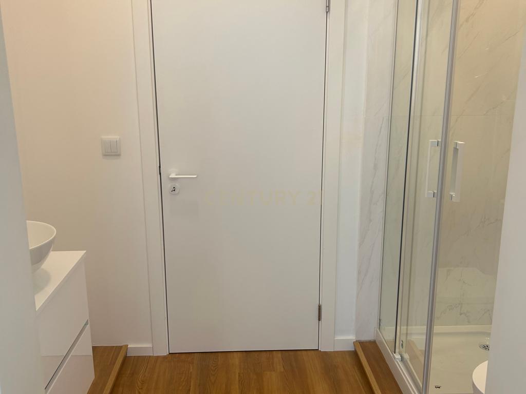 Apartamento T2 renovado na Rua dos Fanqueiros - Image 13