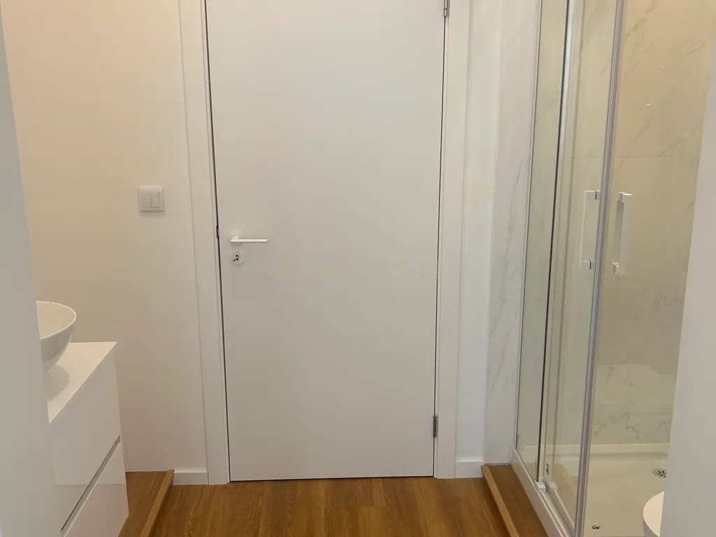 Apartamento T2 renovado na Rua dos Fanqueiros - Image 13