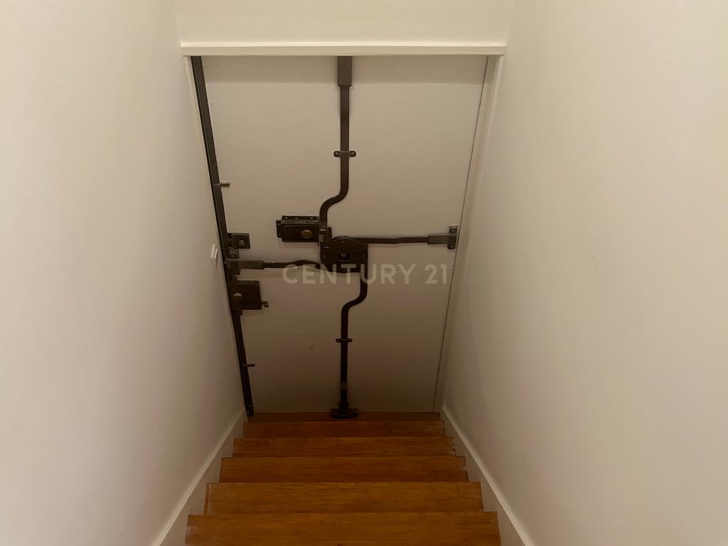 Apartamento T2 renovado na Rua dos Fanqueiros - Image 18