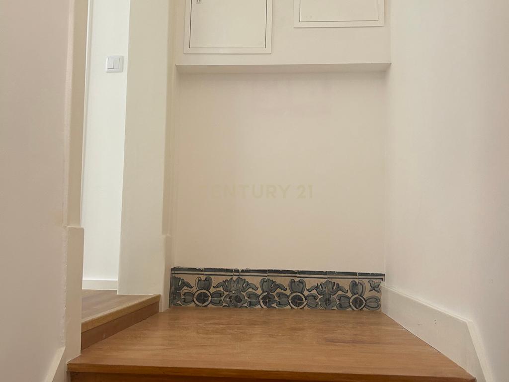 Apartamento T2 renovado na Rua dos Fanqueiros - Image 7