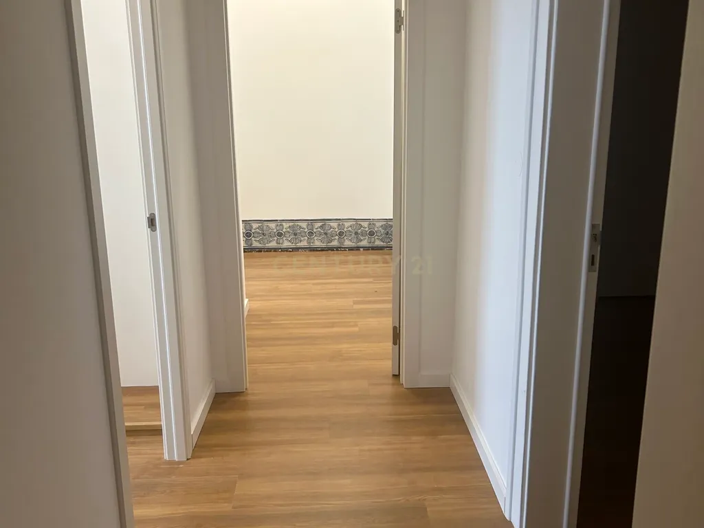 Apartamento T2 renovado na Rua dos Fanqueiros - Image 8