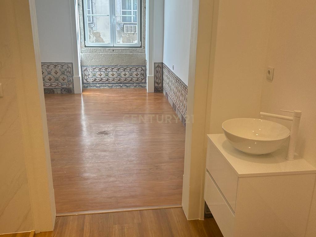 Apartamento T2 renovado na Rua dos Fanqueiros - Image 6