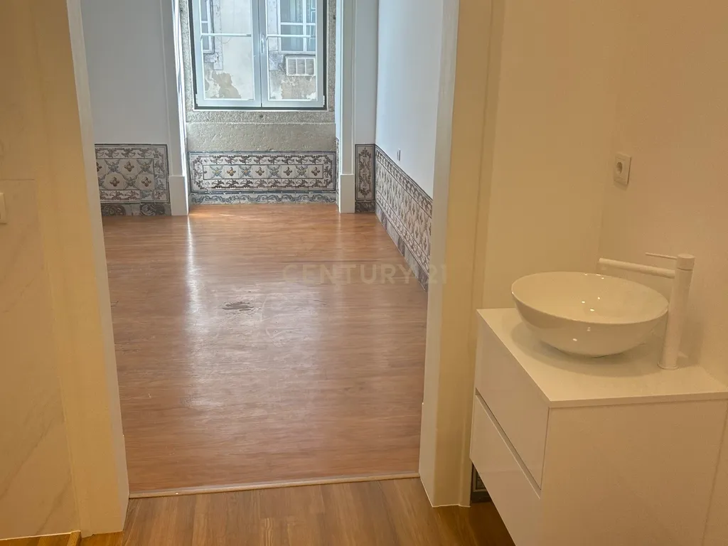 Apartamento T2 renovado na Rua dos Fanqueiros - Image 6