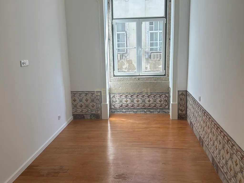 Apartamento T2 renovado na Rua dos Fanqueiros - Image 1
