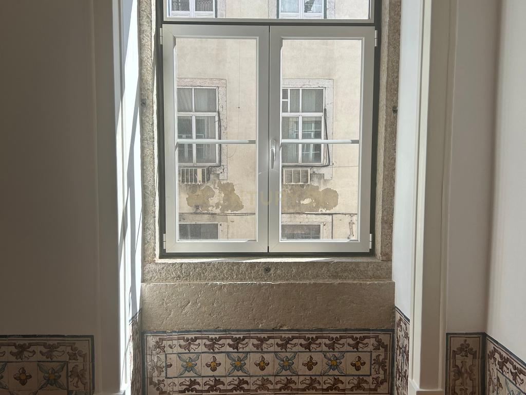 Apartamento T2 renovado na Rua dos Fanqueiros - Image 5