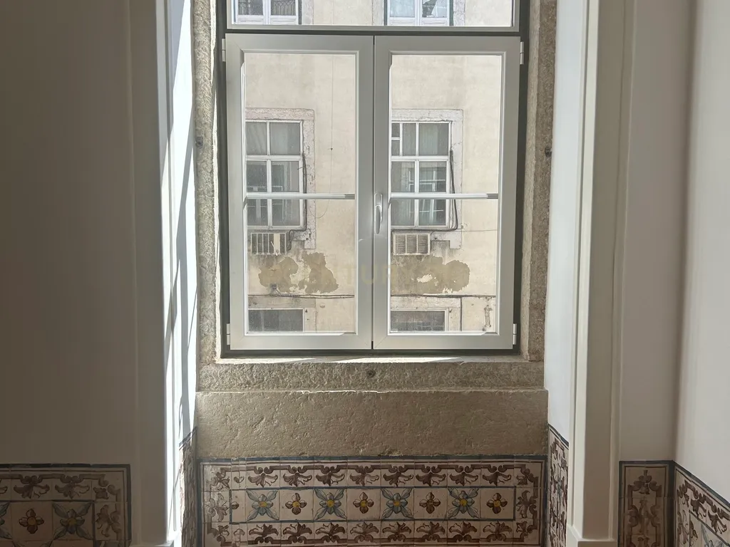 Apartamento T2 renovado na Rua dos Fanqueiros - Image 5