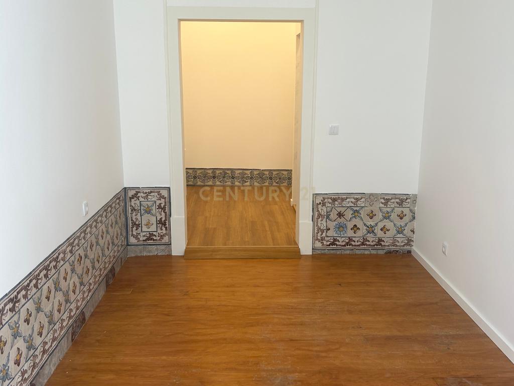 Apartamento T2 renovado na Rua dos Fanqueiros - Image 9