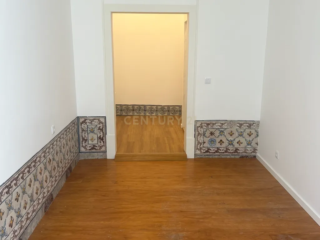 Apartamento T2 renovado na Rua dos Fanqueiros - Image 9
